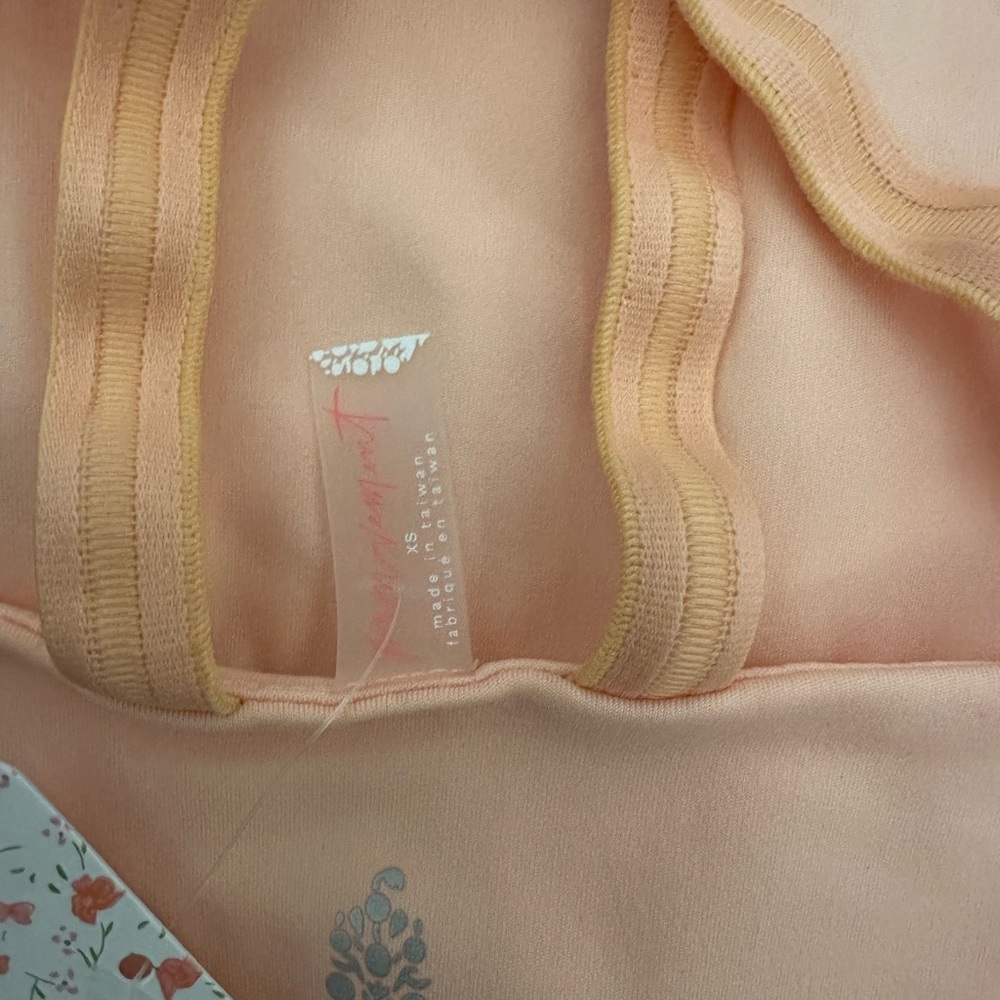 Free People Peach 🍑 Sports Bra with Supportive Seaming Size XS - Picture 4 of 9